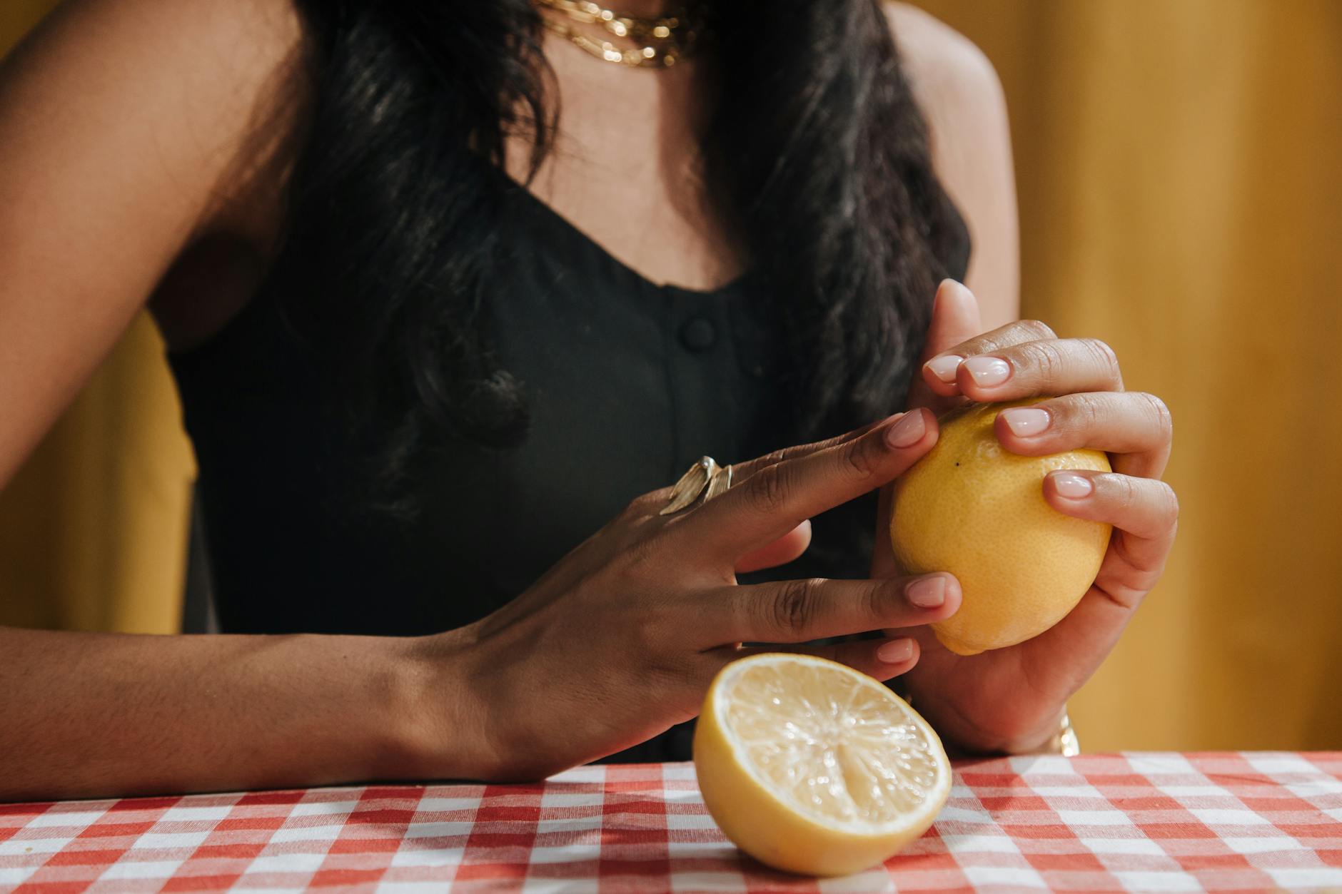 Vibrador amarelo de silicone cercado por frutas frescas em fundo amarelo vibrante