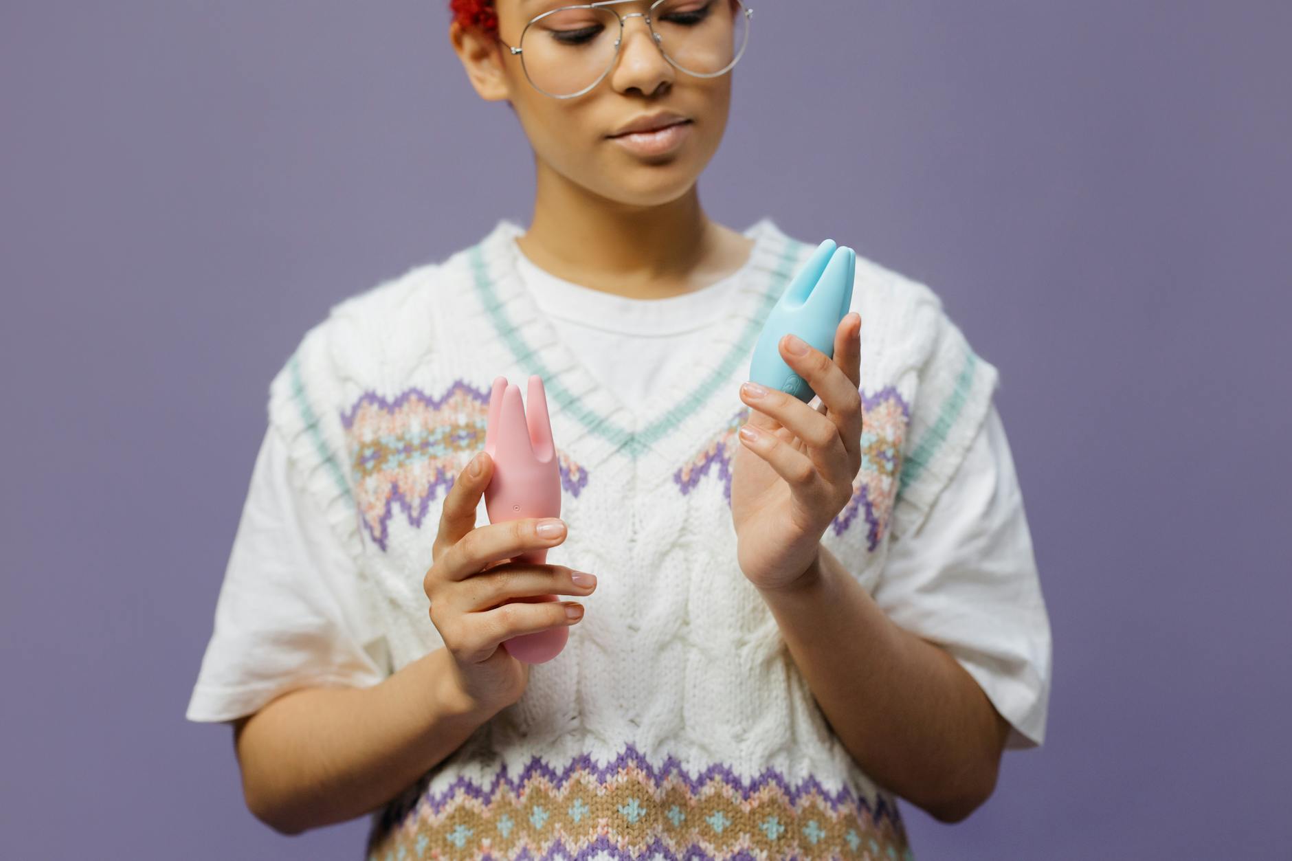 Duas mulheres sorrindo com laranjas e plantas tropicais, expressando alegria e diversão