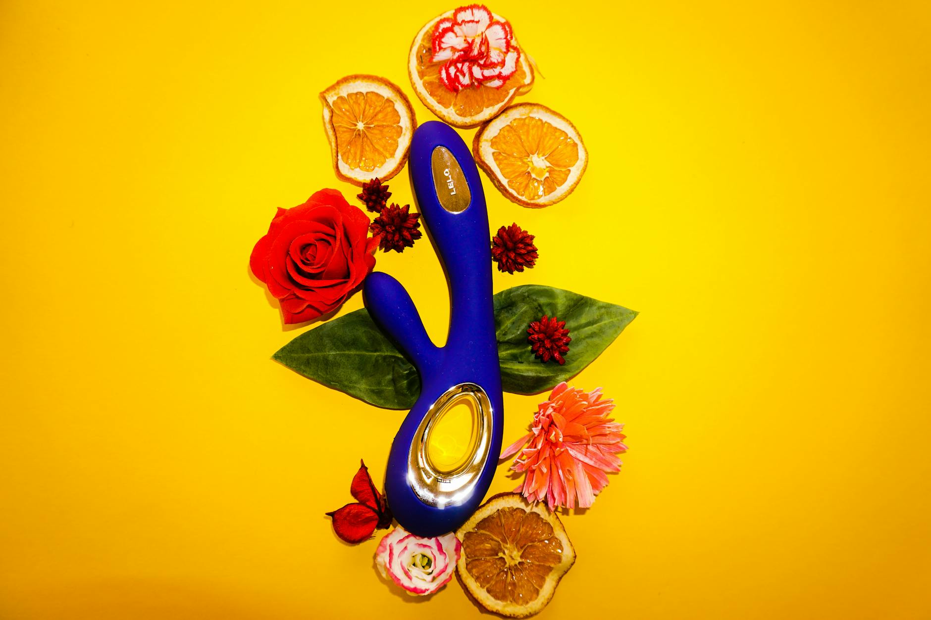 Mulher com óculos segurando vibradores de silicone azul e rosa de forma contemplativa