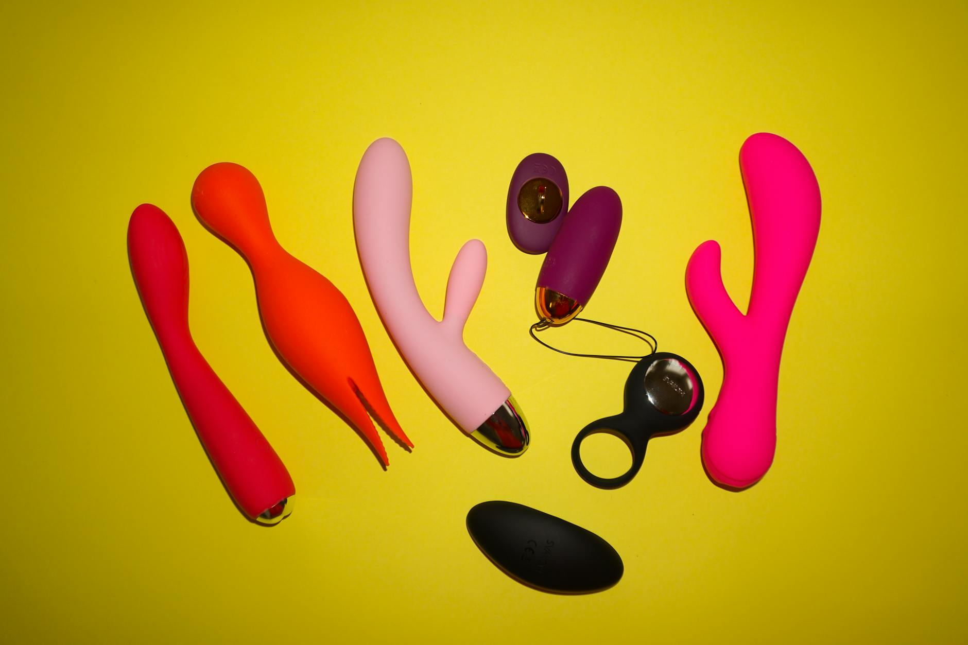 Mulher segurando vibrador clitoriano colorido com fundo roxo