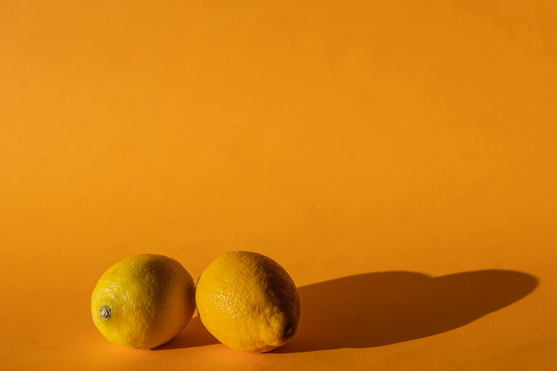 Limões vividos em fundo amarelo brilhante