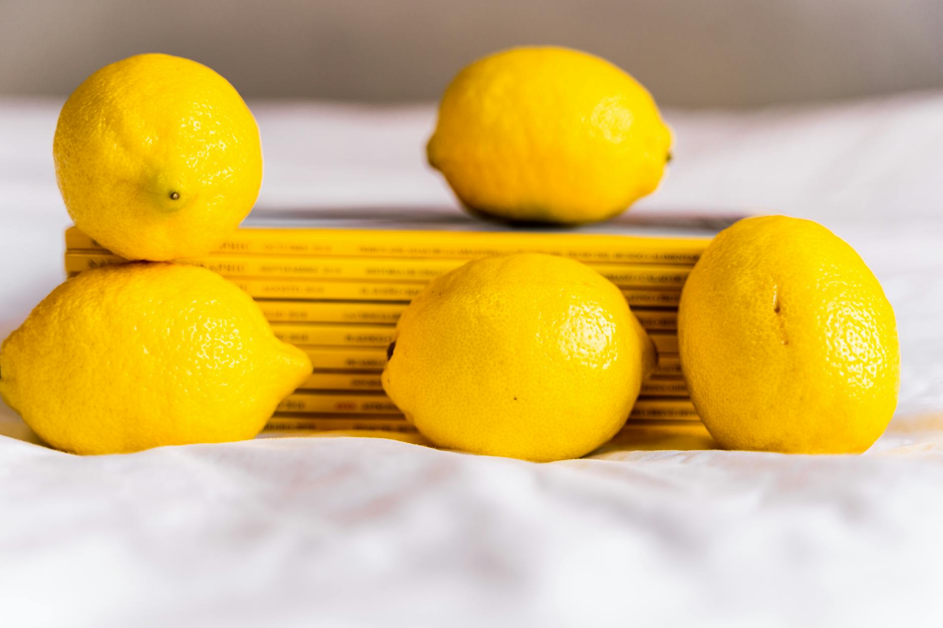 Limões vibrantes em fundo amarelo, representando revitalização e novo começo sensual